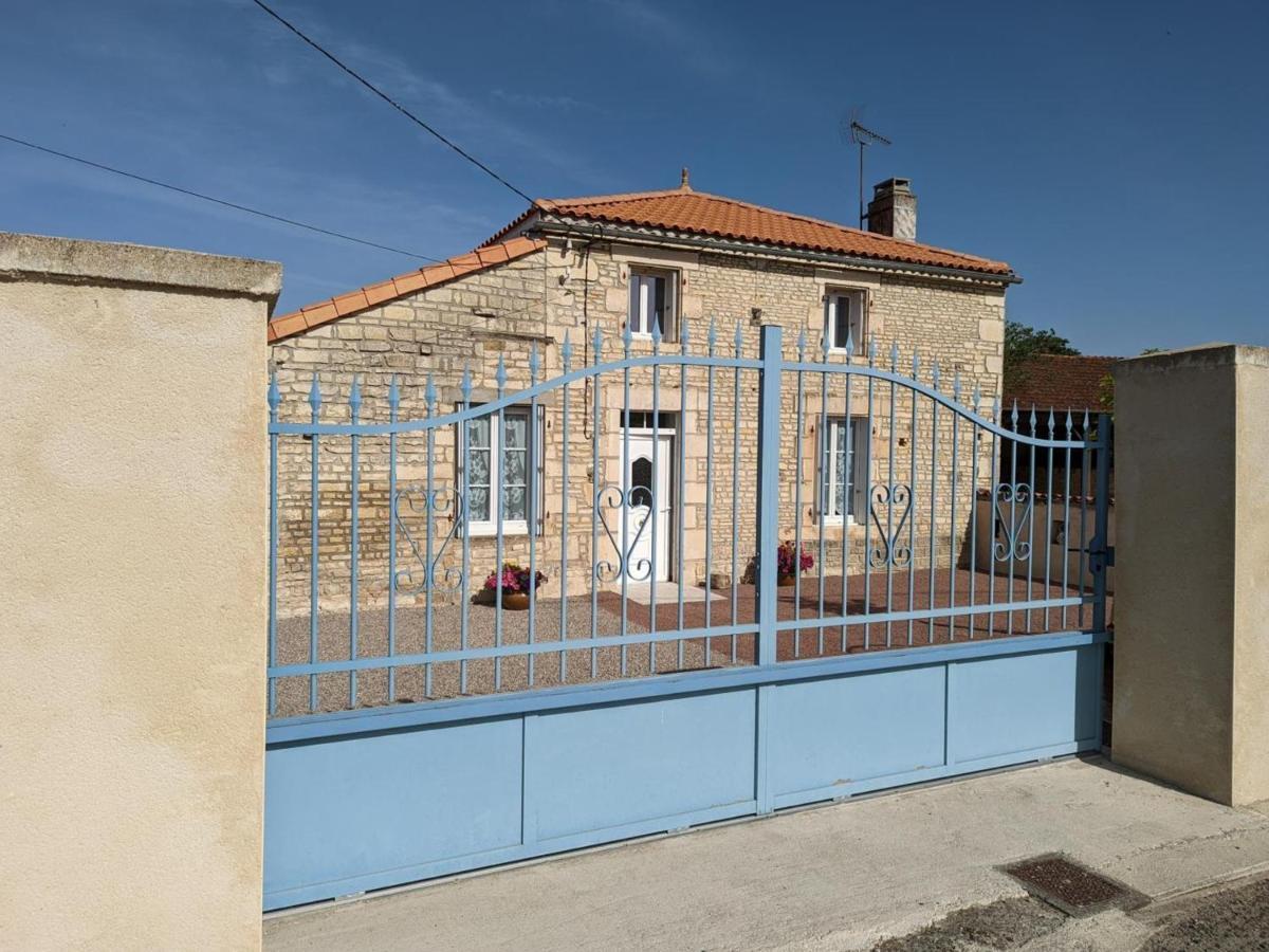 Gîte Puyréaux, 3 pièces, 4 personnes - FR-1-653-98 Exterior foto